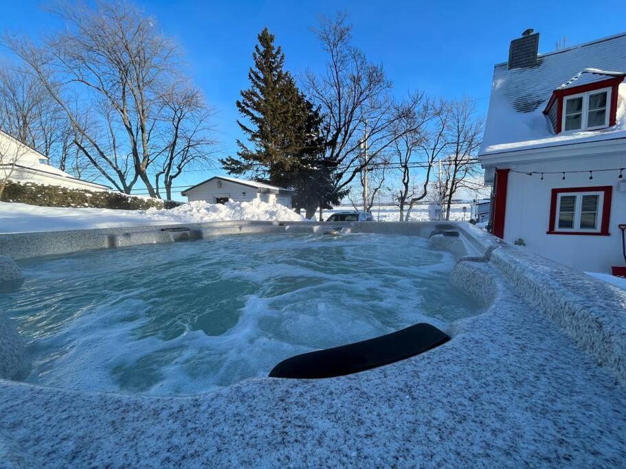 Om Chalet 1 Avec Spa Face Au Fleuve Saint-Jean Zewnętrze zdjęcie